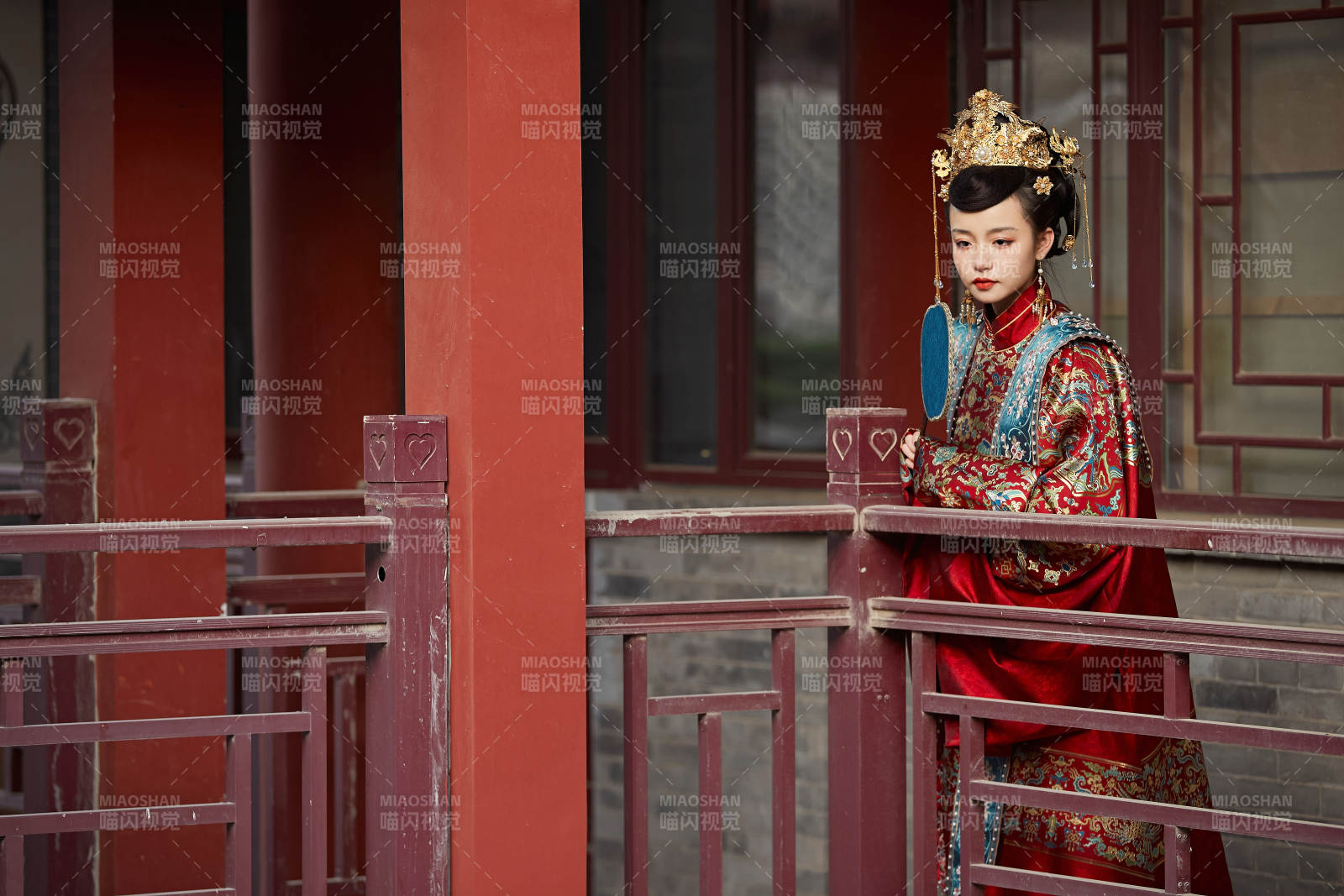 身穿明朝古裝漢服婚服的東方新娘