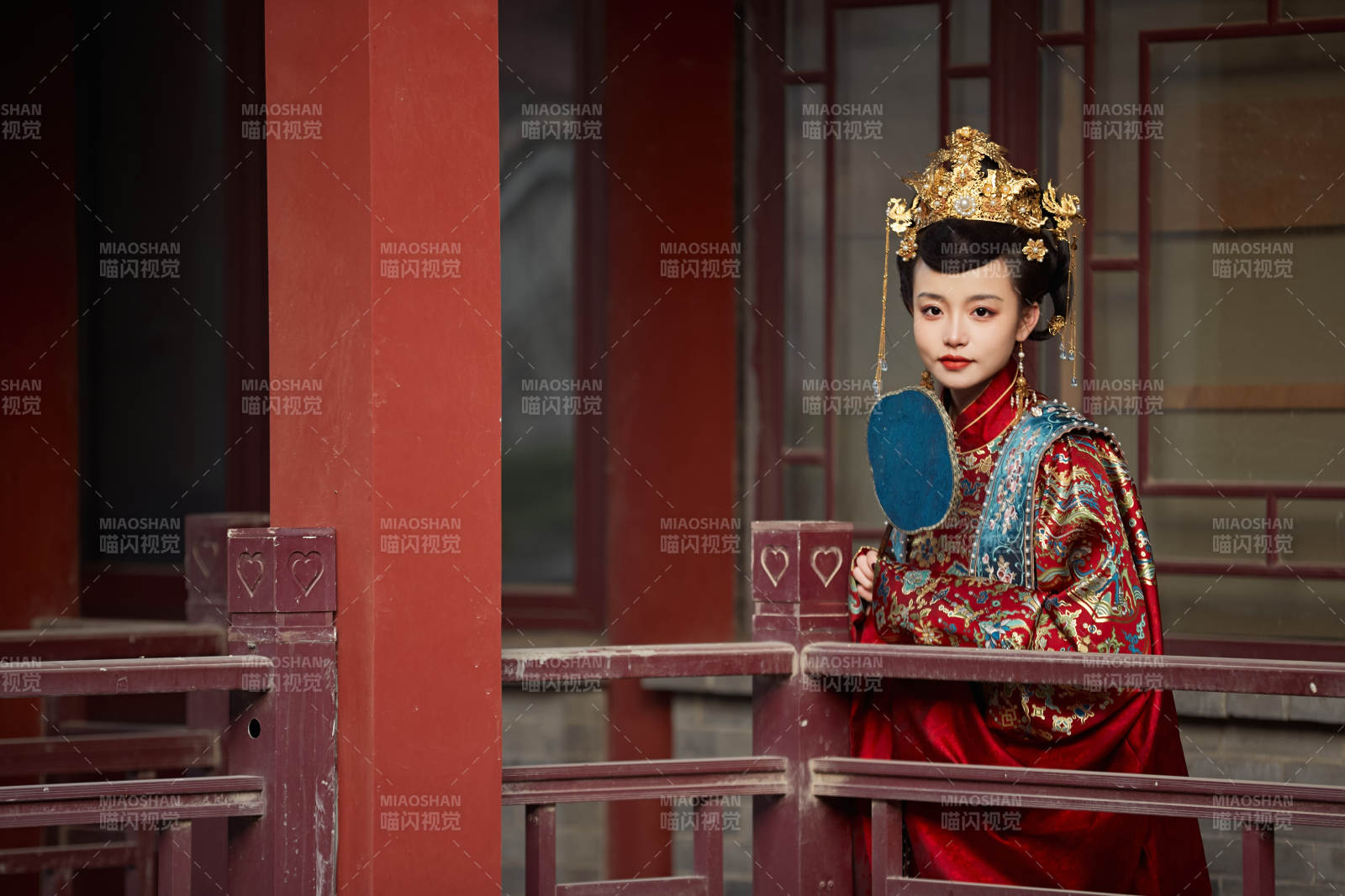 身穿明朝古裝漢服婚服的東方新娘