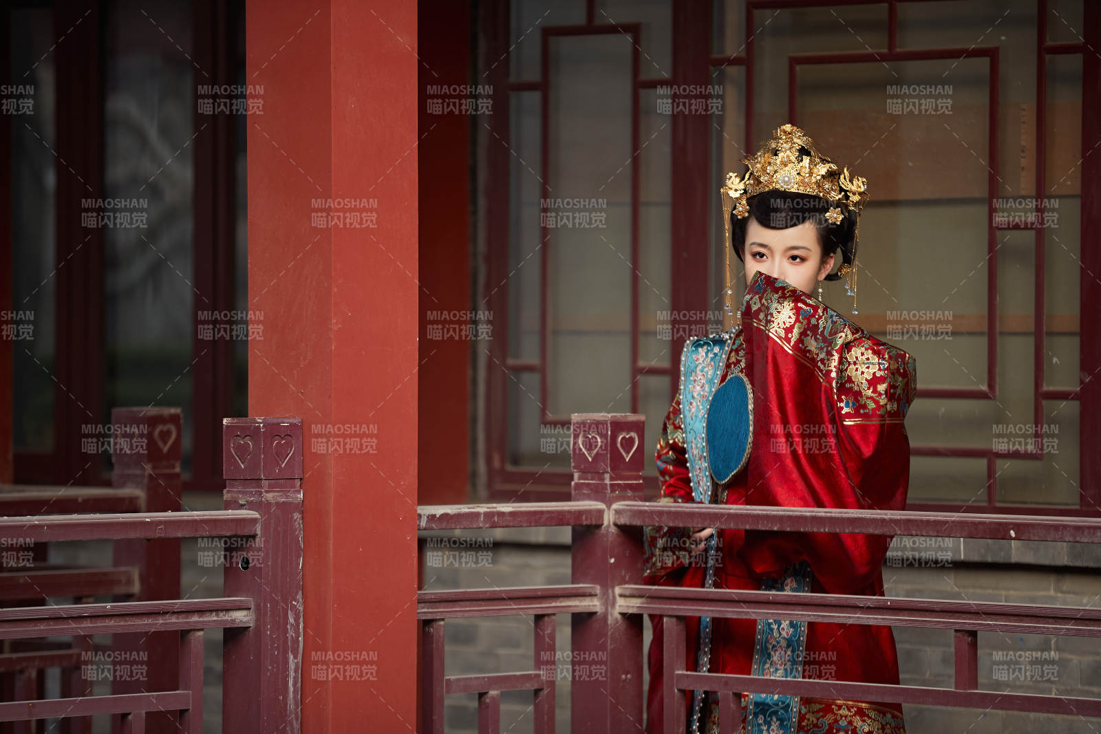 身穿明朝古裝漢服婚服的東方新娘