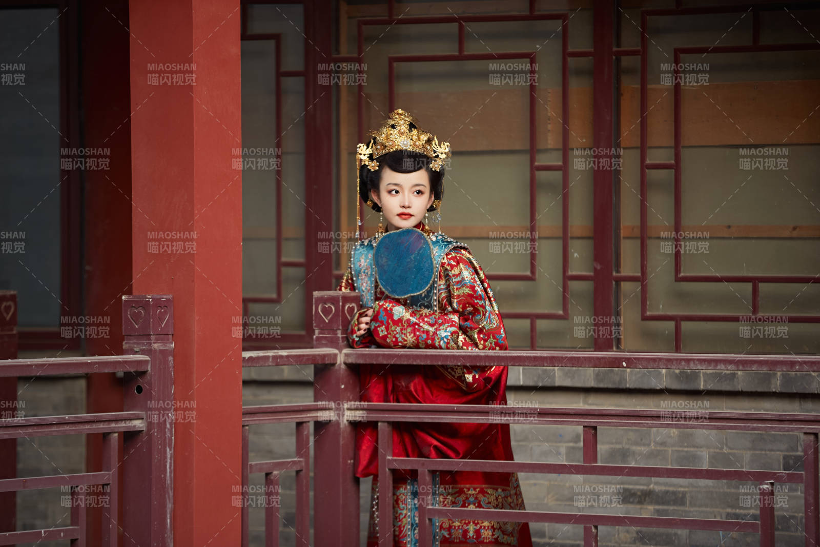 身穿明朝古裝漢服婚服的東方新娘