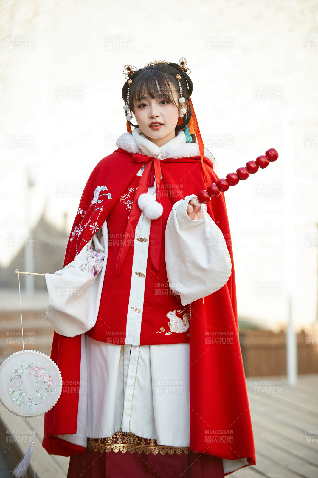 身穿喜慶漢服在古城游玩的少女