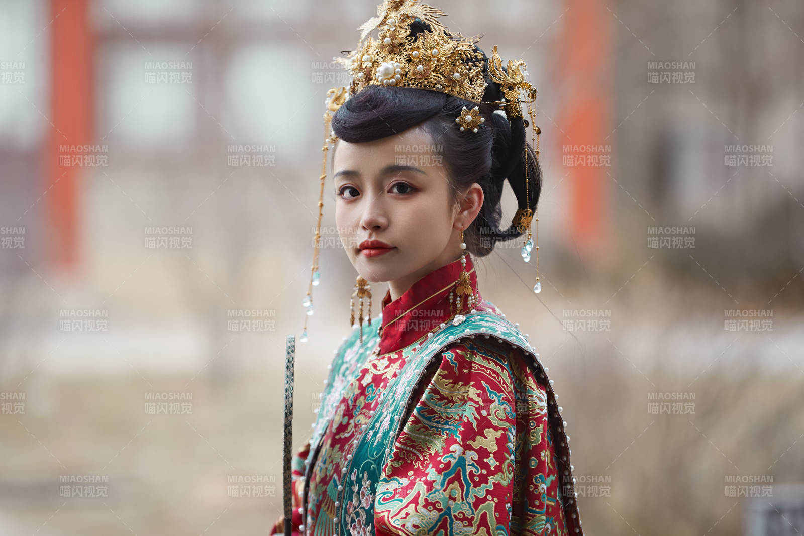 身穿明朝古裝漢服婚服的東方新娘