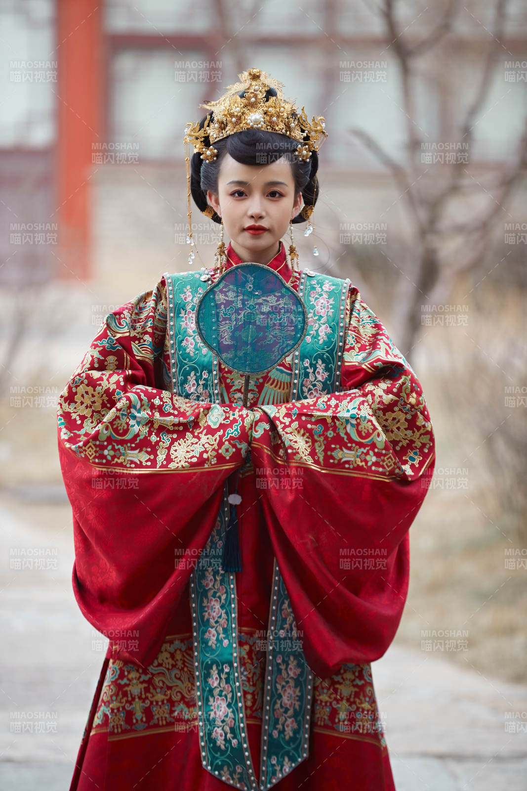 身穿明朝古裝漢服婚服的東方新娘