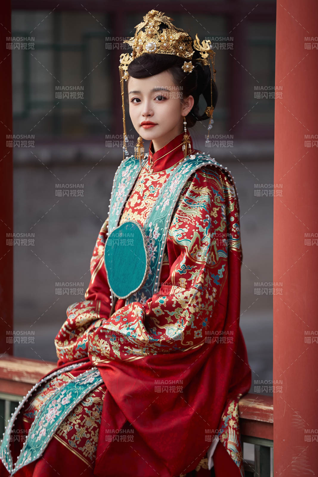 身穿明朝古裝漢服婚服的東方新娘