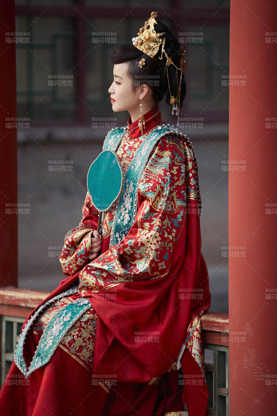 身穿明朝古裝漢服婚服的東方新娘