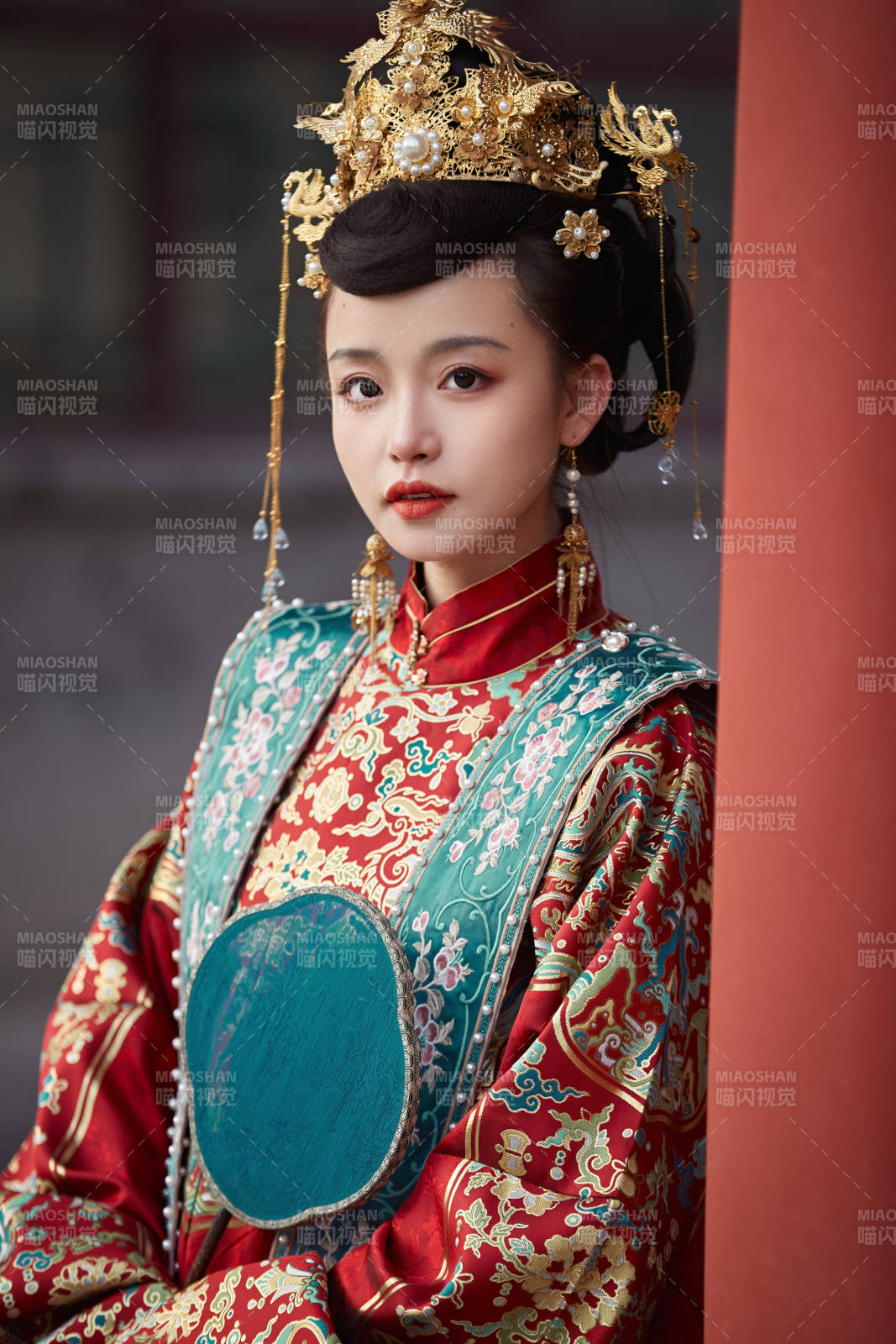 身穿明朝古裝漢服婚服的東方新娘