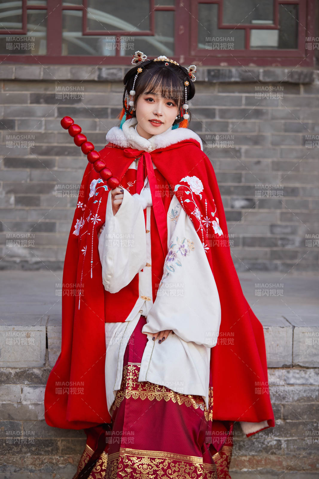 身穿喜慶漢服在古城游玩的少女