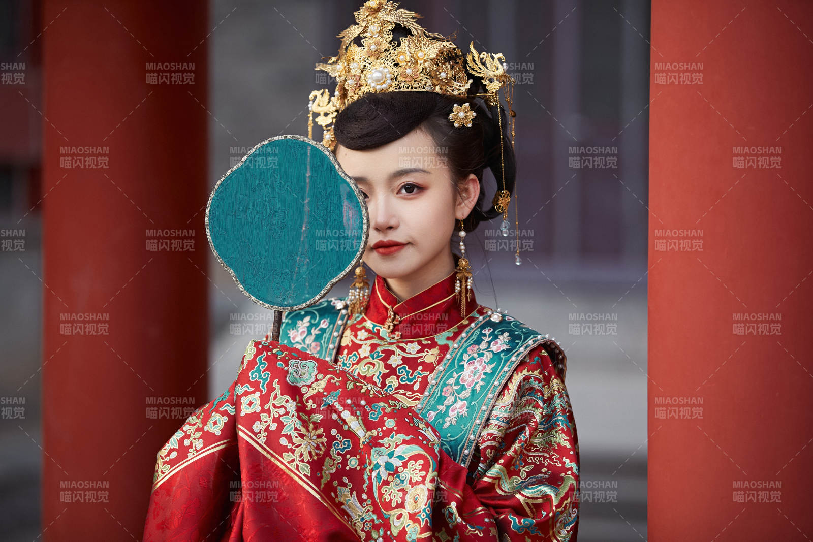 身穿明朝古裝漢服婚服的東方新娘