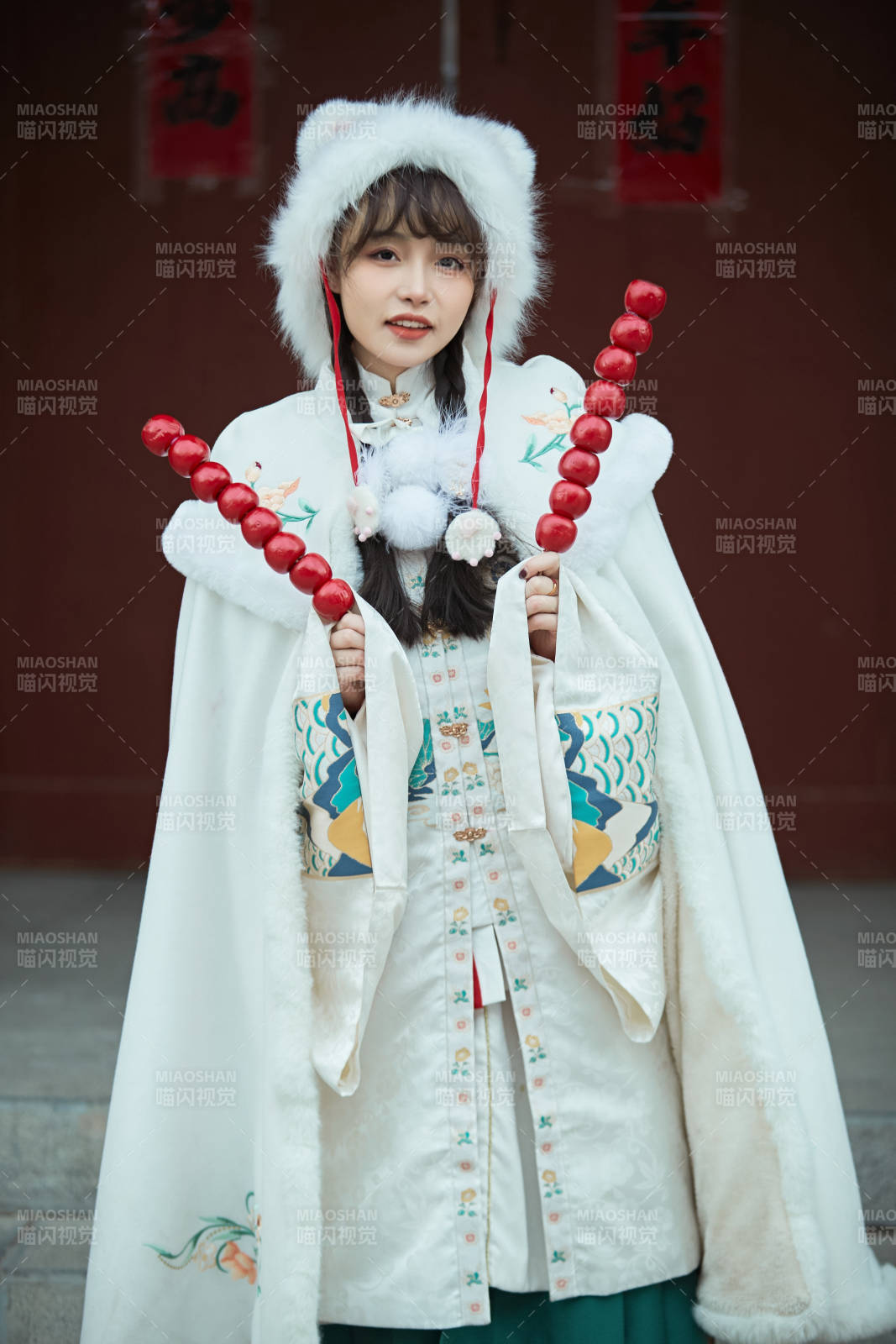 身穿古裝漢服可愛的的東方少女