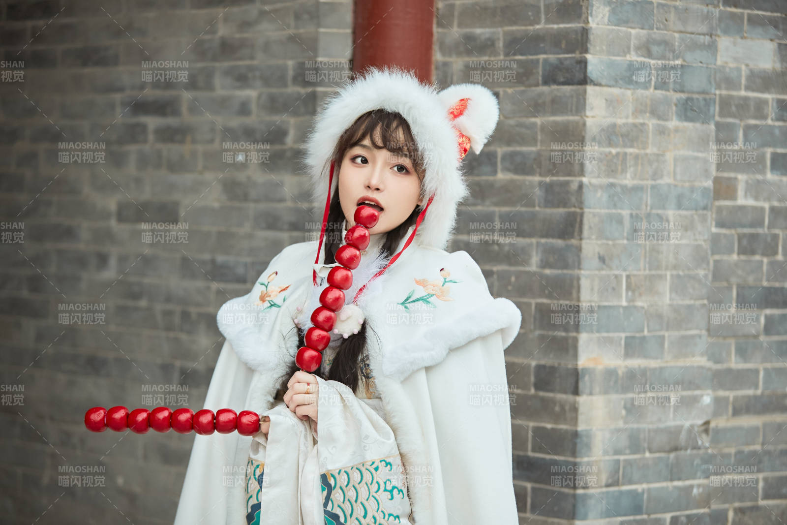 身穿古裝漢服可愛的的東方少女