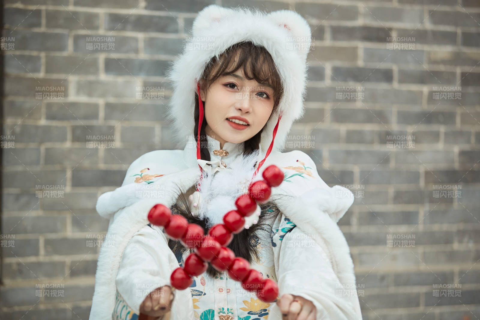 身穿古裝漢服可愛的的東方少女