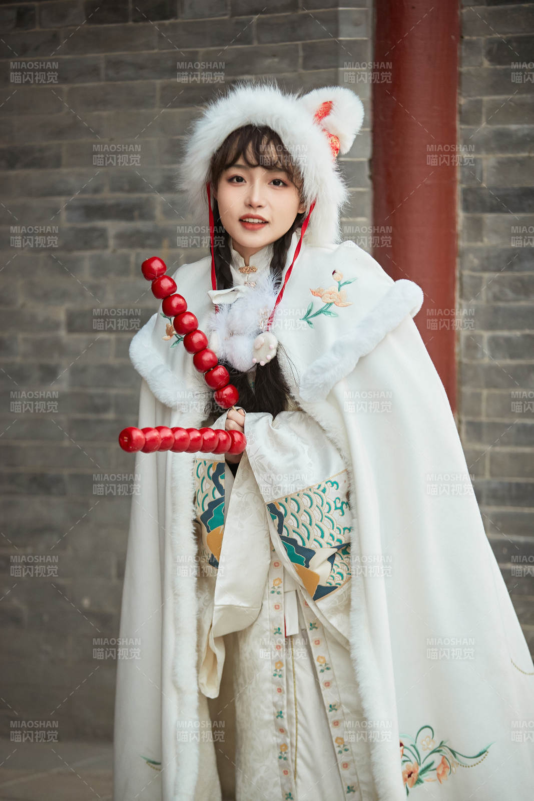 身穿古裝漢服可愛的的東方少女