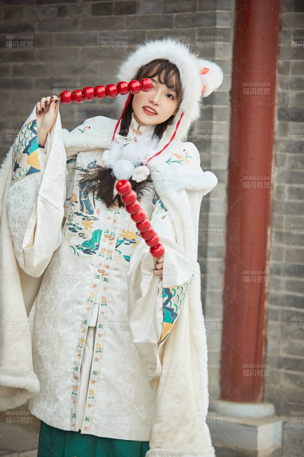 身穿古裝漢服可愛的的東方少女