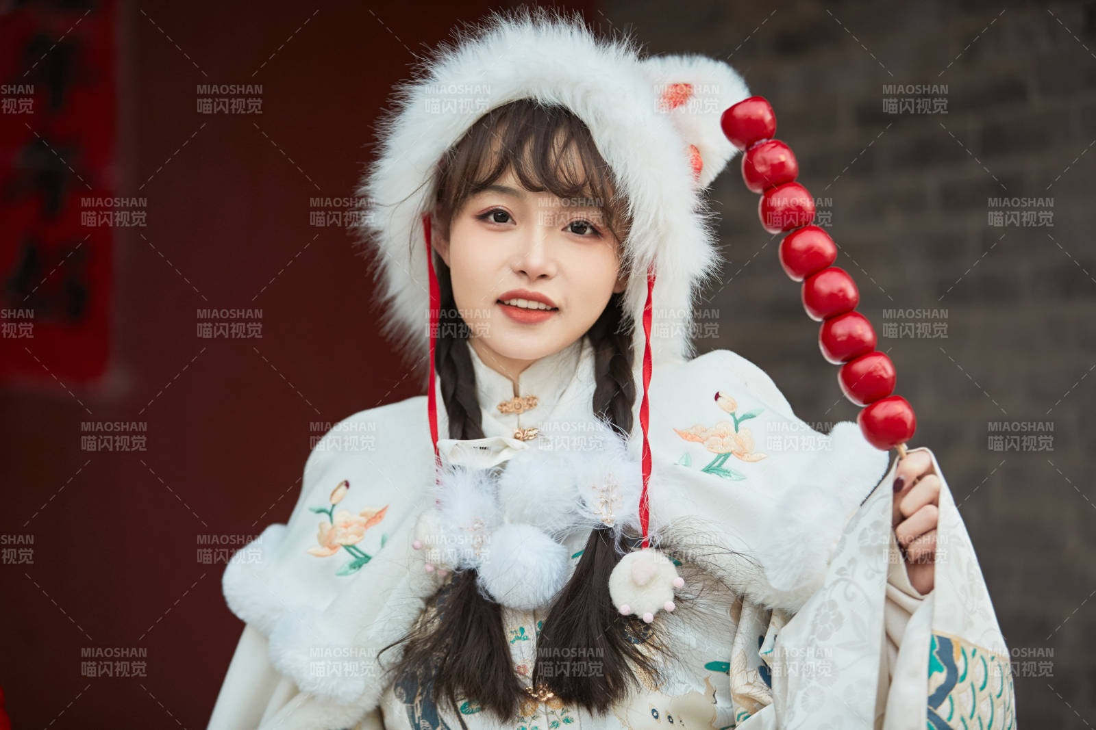 身穿古裝漢服可愛的的東方少女