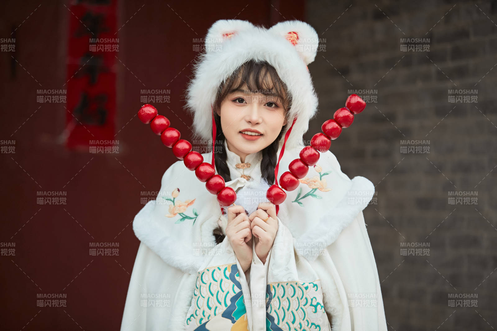 身穿古裝漢服可愛的的東方少女