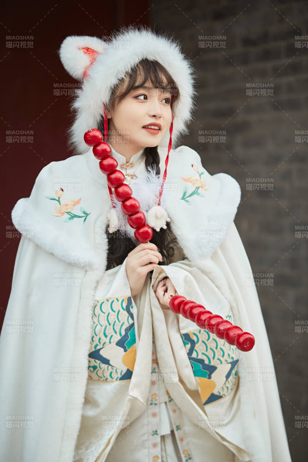 身穿古裝漢服可愛的的東方少女