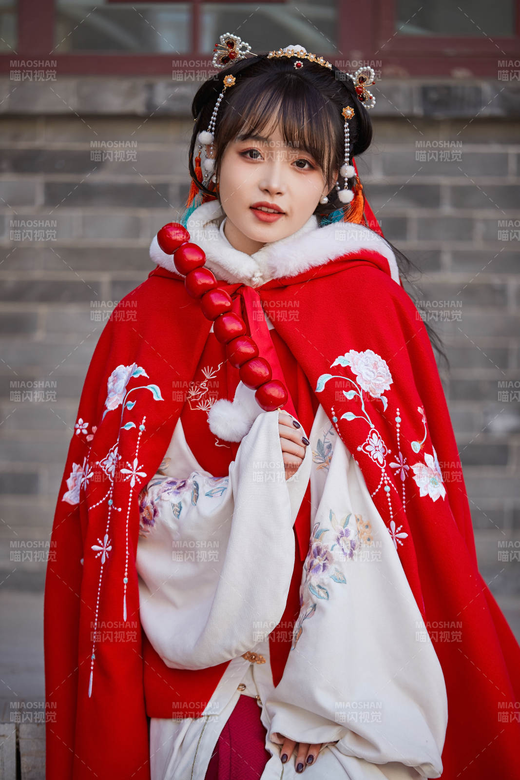 身穿喜慶漢服在古城游玩的少女