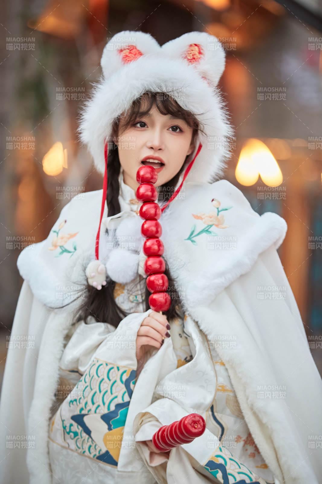 身穿古裝漢服可愛的的東方少女