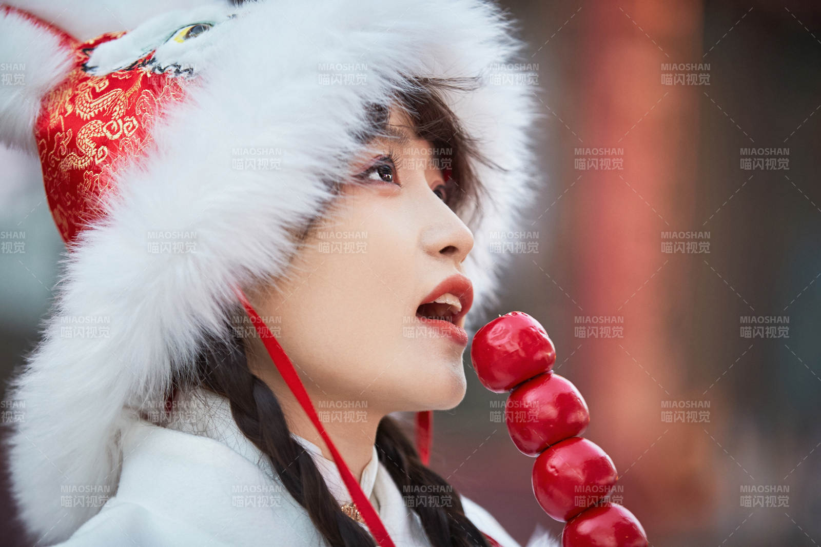 身穿古裝漢服可愛的的東方少女