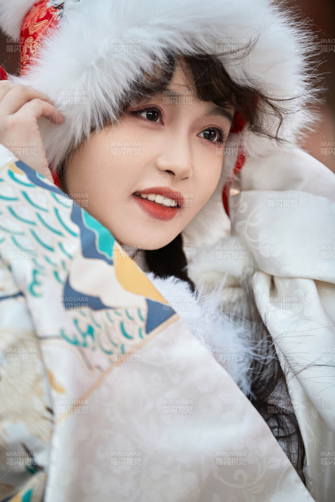 身穿古裝漢服可愛的的東方少女