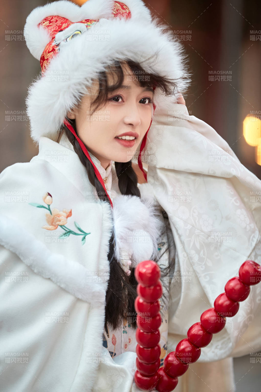 身穿古裝漢服可愛的的東方少女