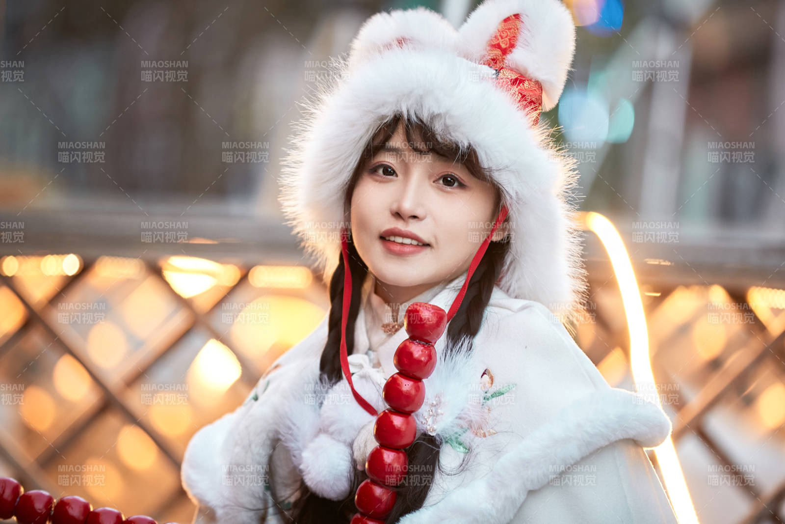 身穿古裝漢服可愛的的東方少女