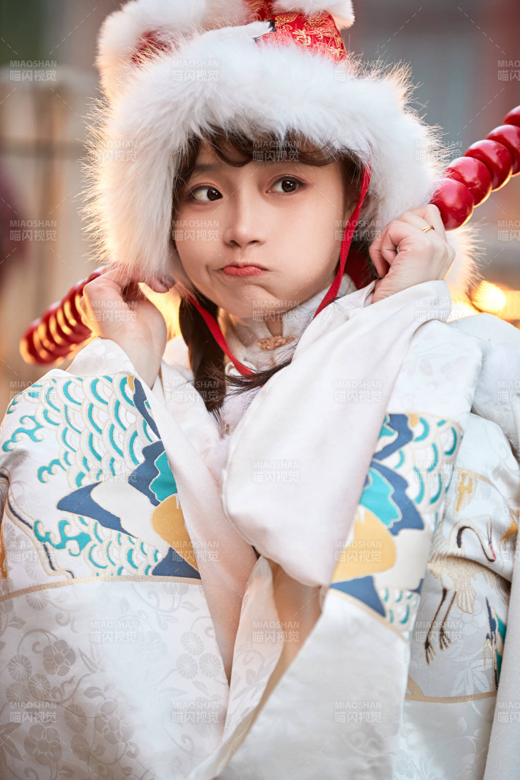 身穿古裝漢服可愛的的東方少女