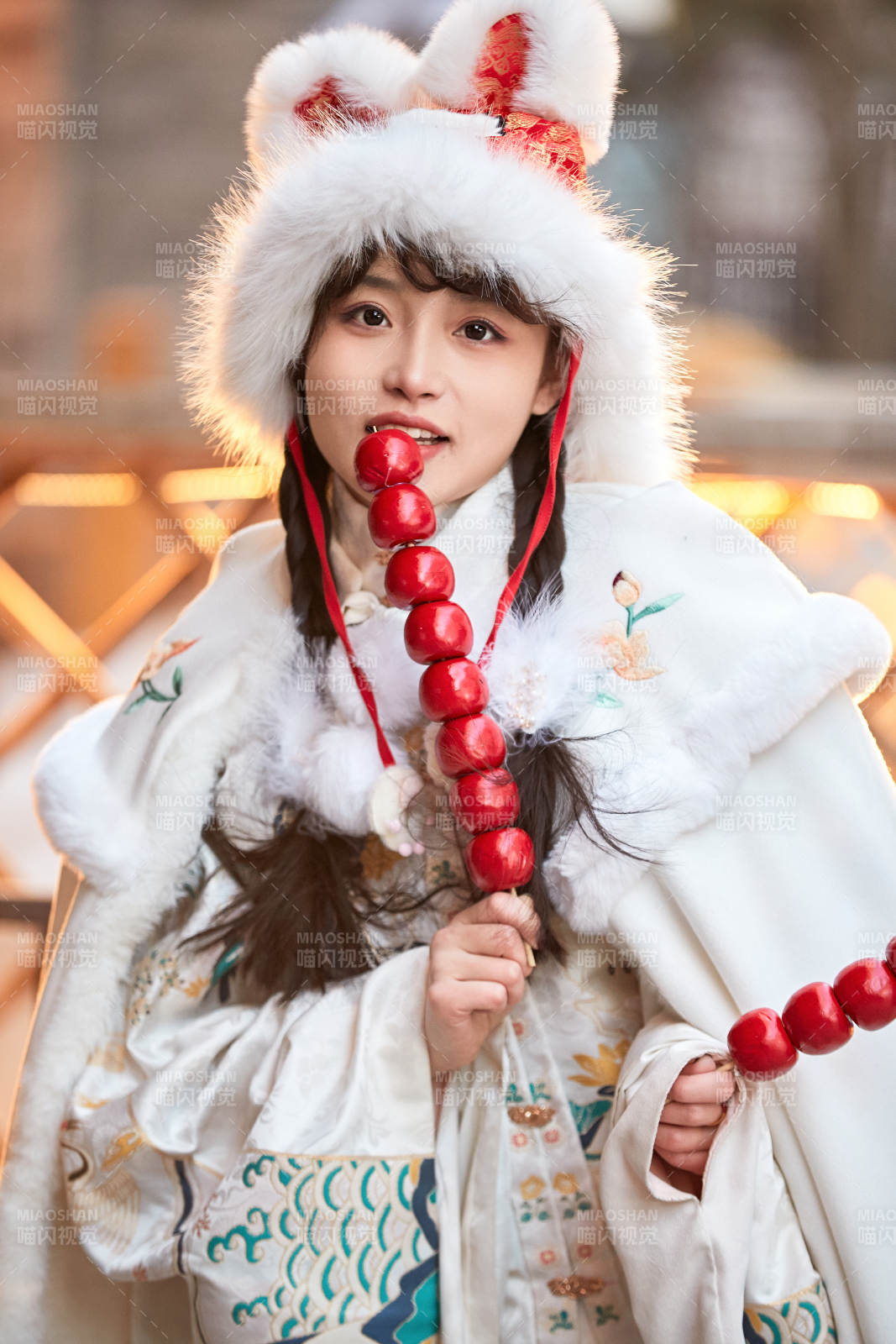 身穿古裝漢服可愛的的東方少女