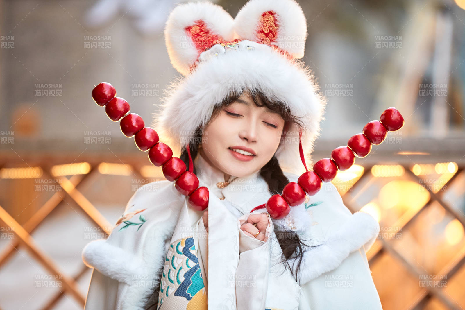 身穿古裝漢服可愛的的東方少女