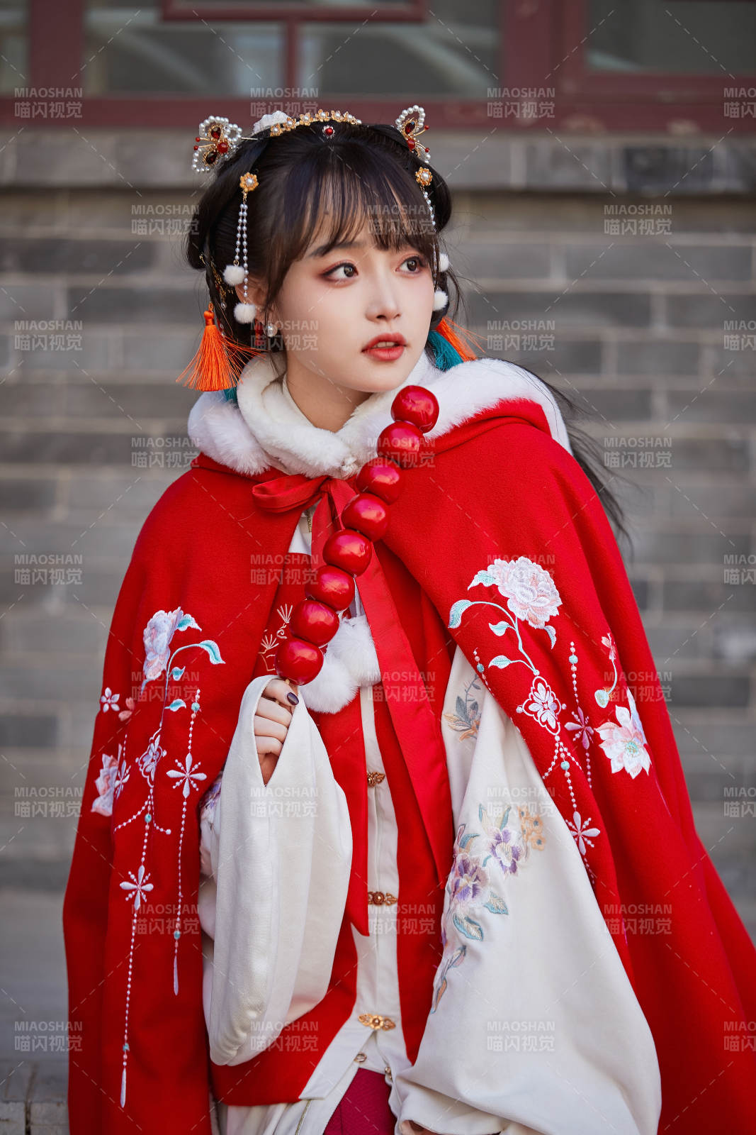 身穿喜慶漢服在古城游玩的少女