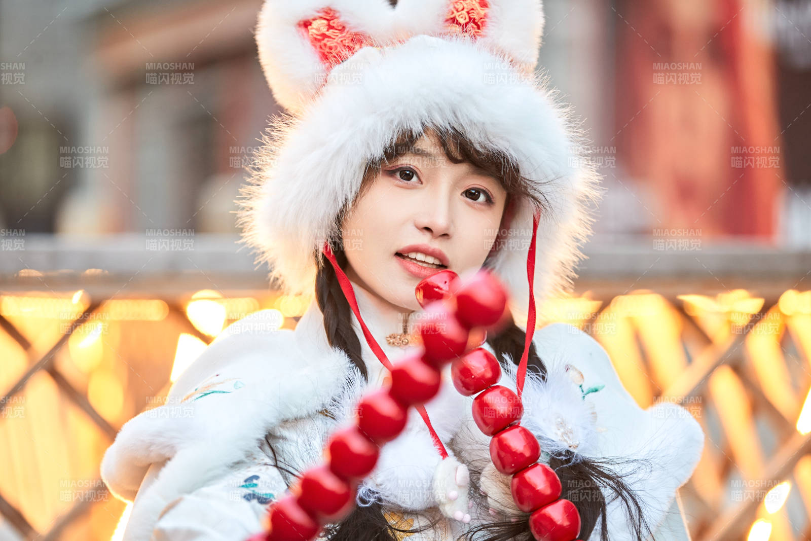 身穿古裝漢服可愛的的東方少女