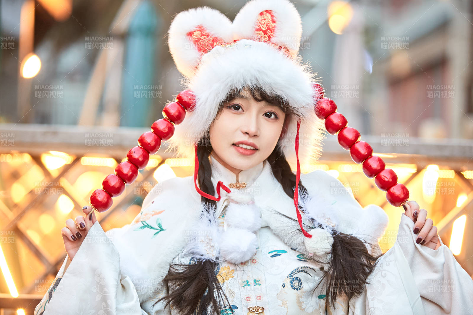 身穿古裝漢服可愛的的東方少女