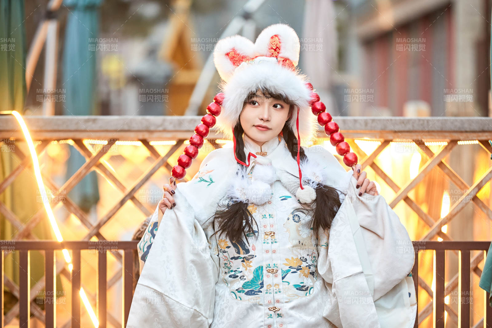 身穿古裝漢服可愛的的東方少女