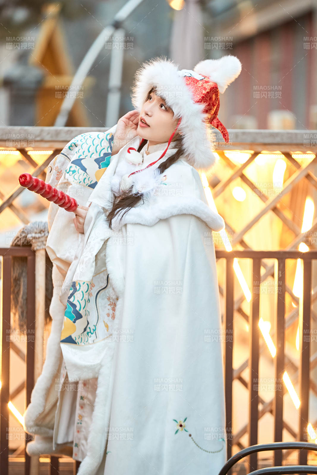 身穿古裝漢服可愛的的東方少女