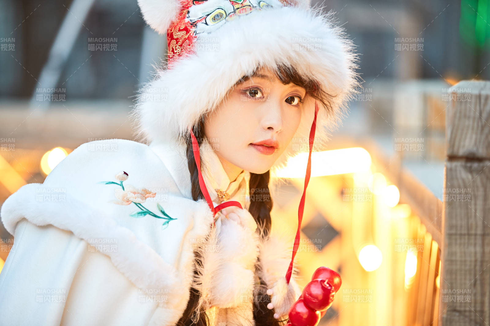 身穿古裝漢服可愛的的東方少女