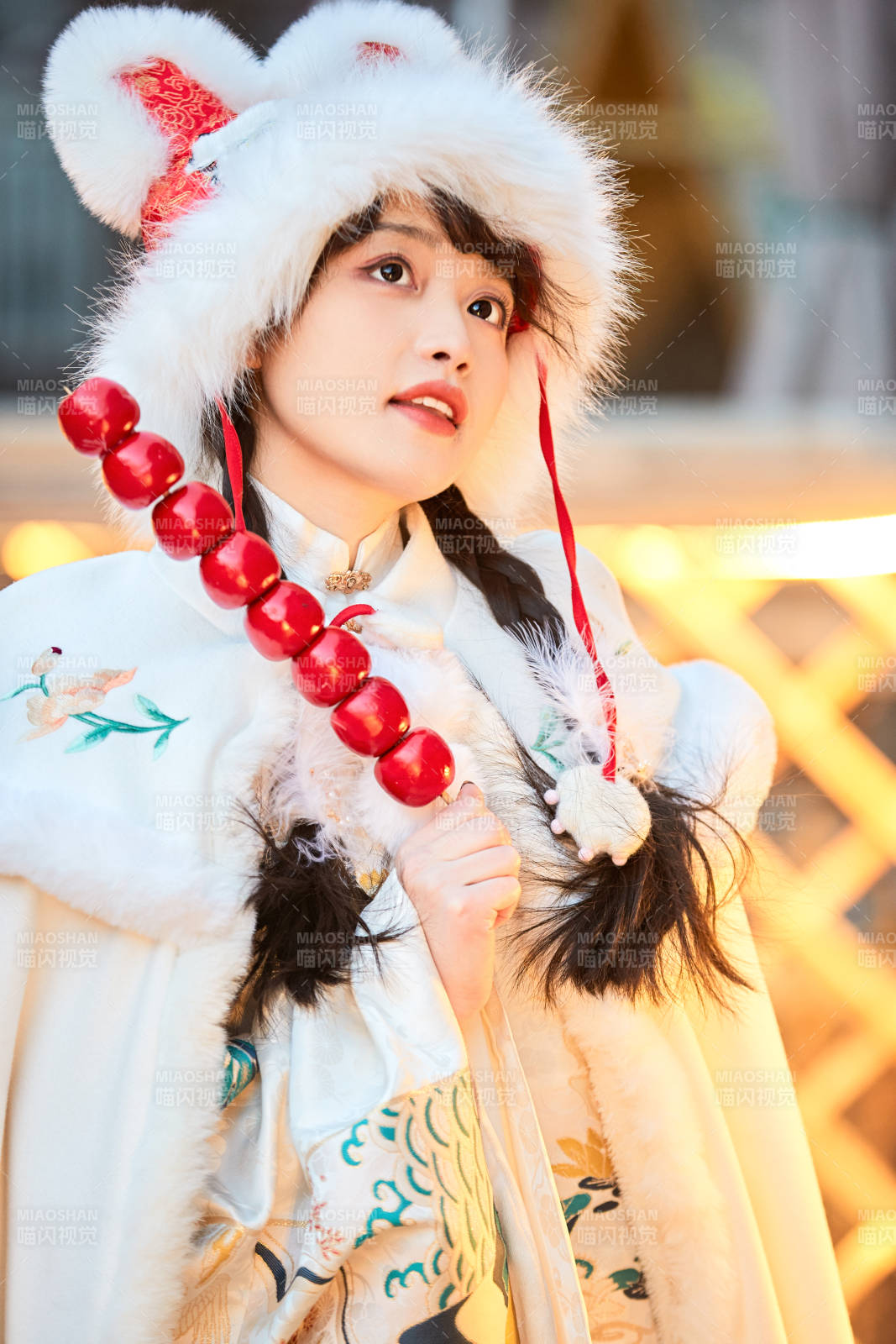 身穿古裝漢服可愛的的東方少女