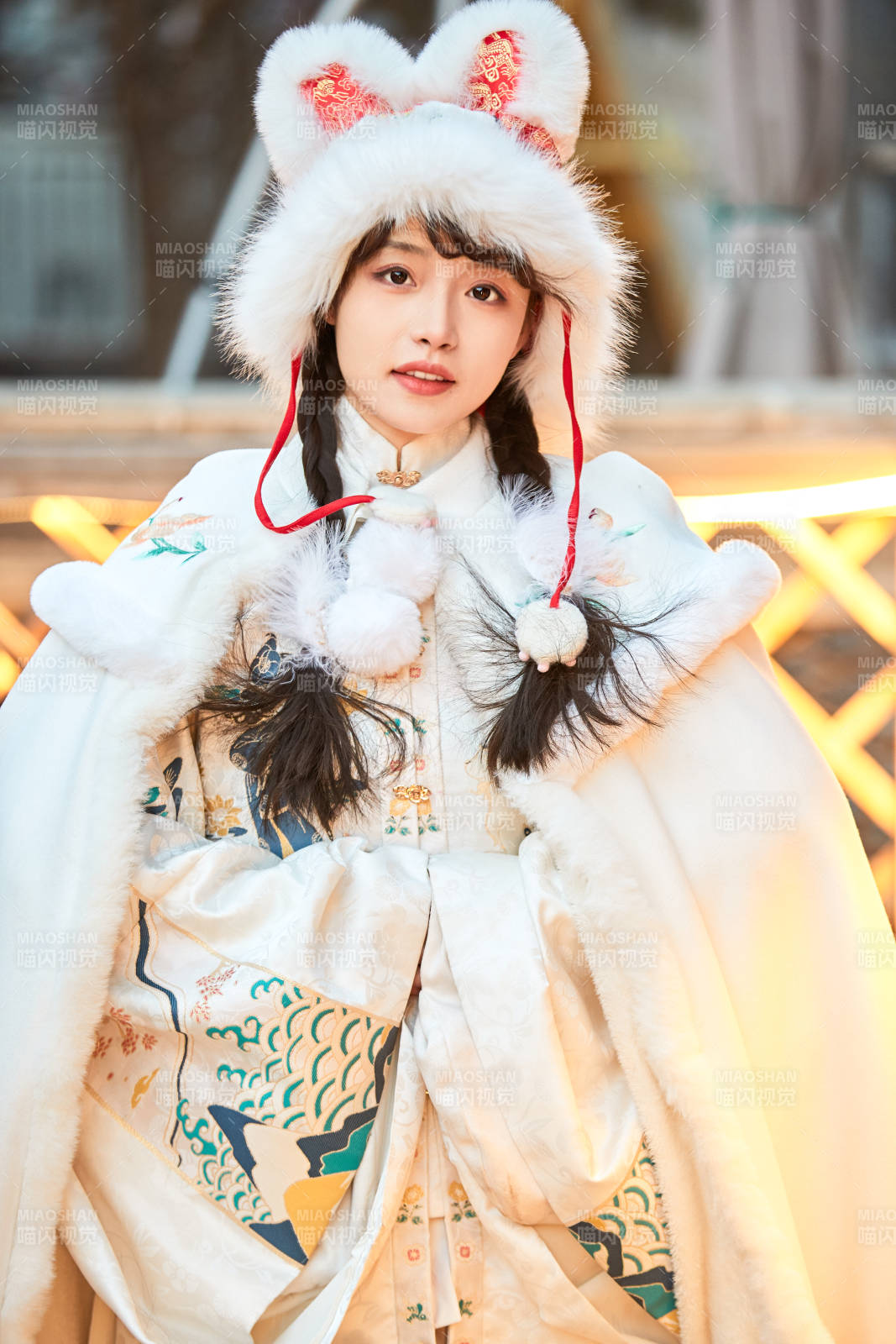 身穿古裝漢服可愛的的東方少女