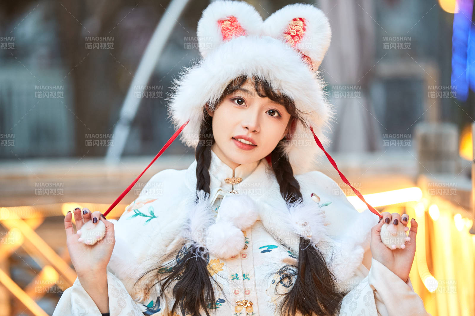 身穿古裝漢服可愛(ài)的的東方少女