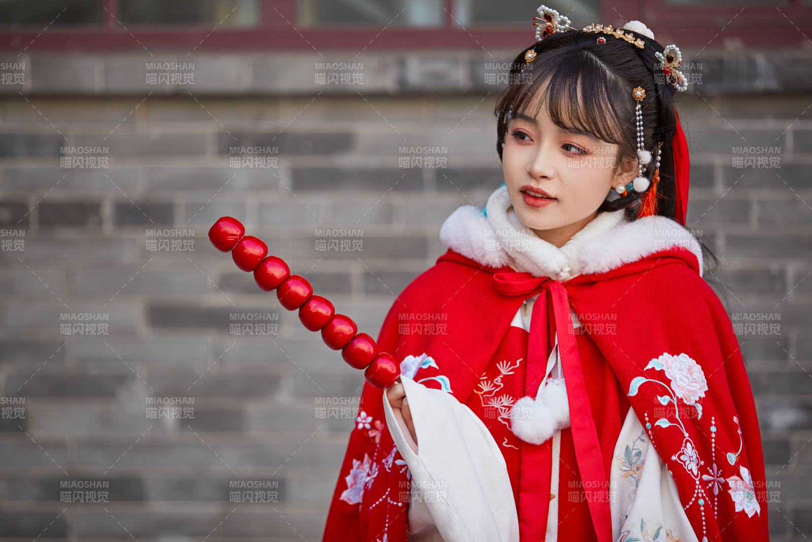 身穿喜慶漢服在古城游玩的少女