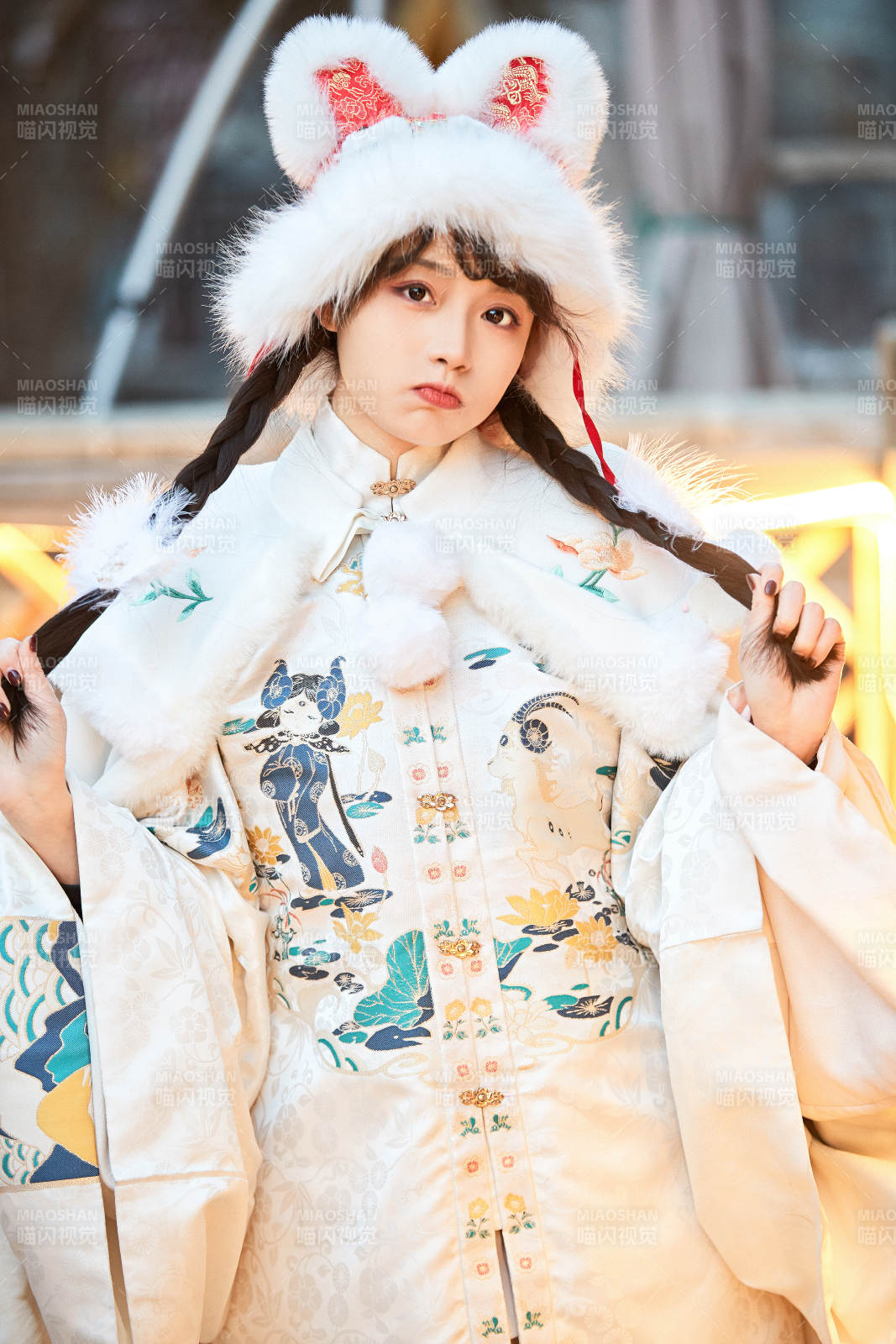 身穿古裝漢服可愛的的東方少女