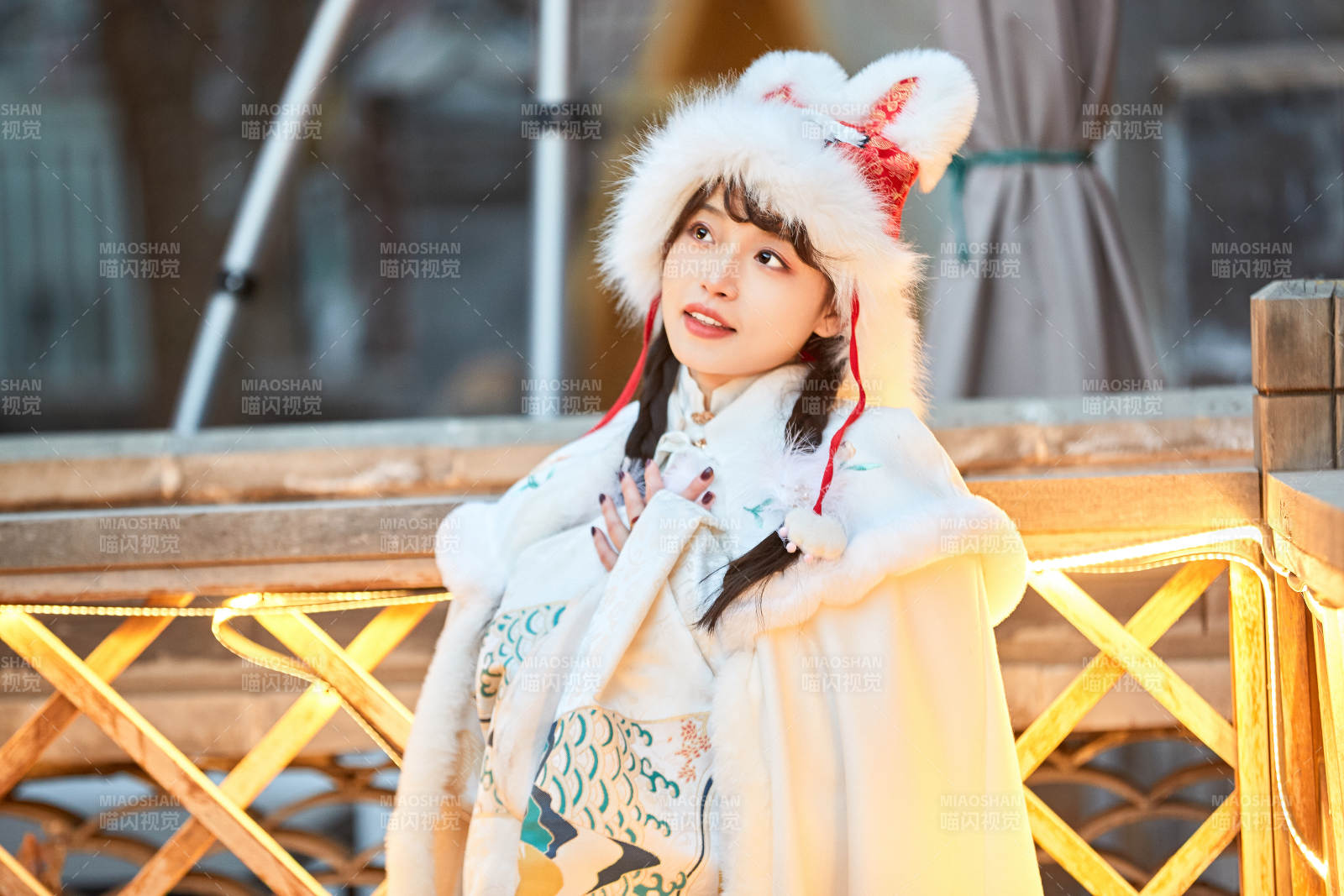 身穿古裝漢服可愛的的東方少女