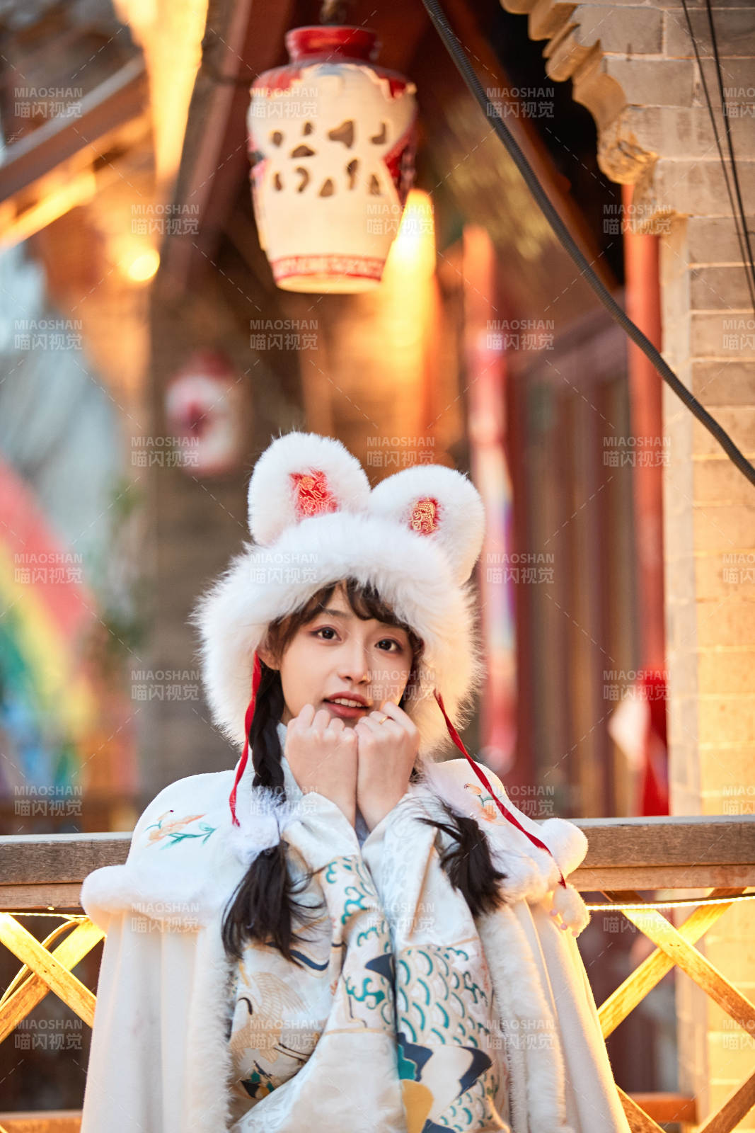 身穿古裝漢服可愛的的東方少女