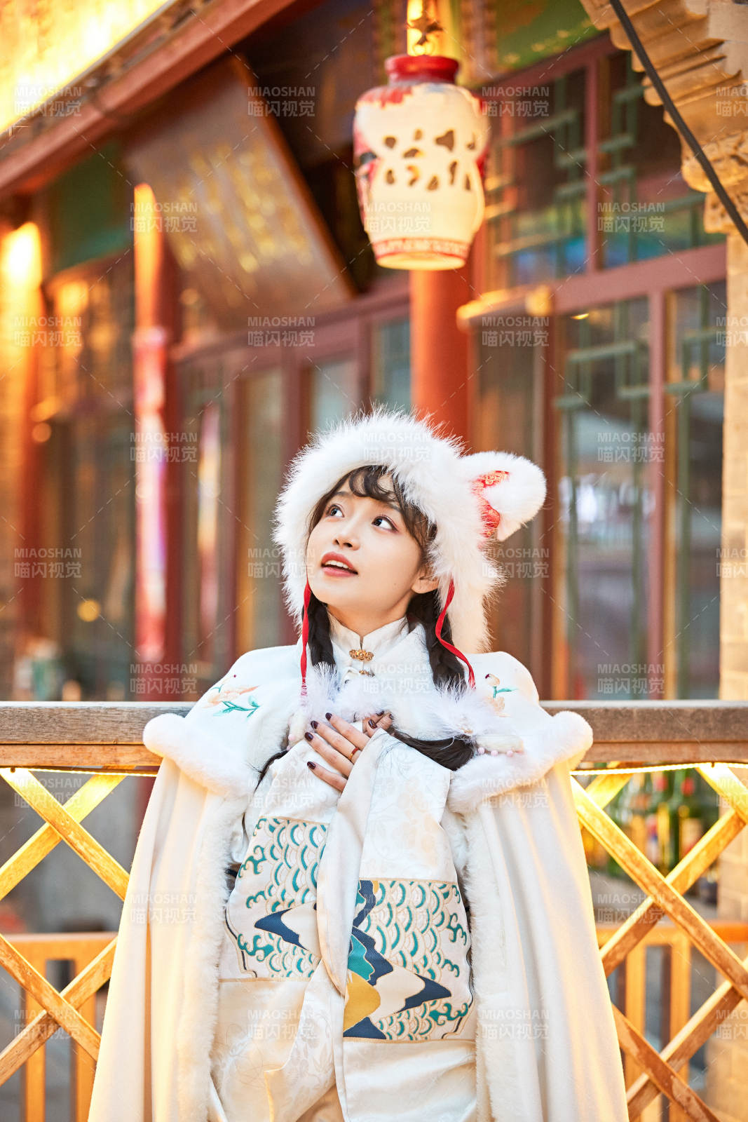 身穿古裝漢服可愛的的東方少女