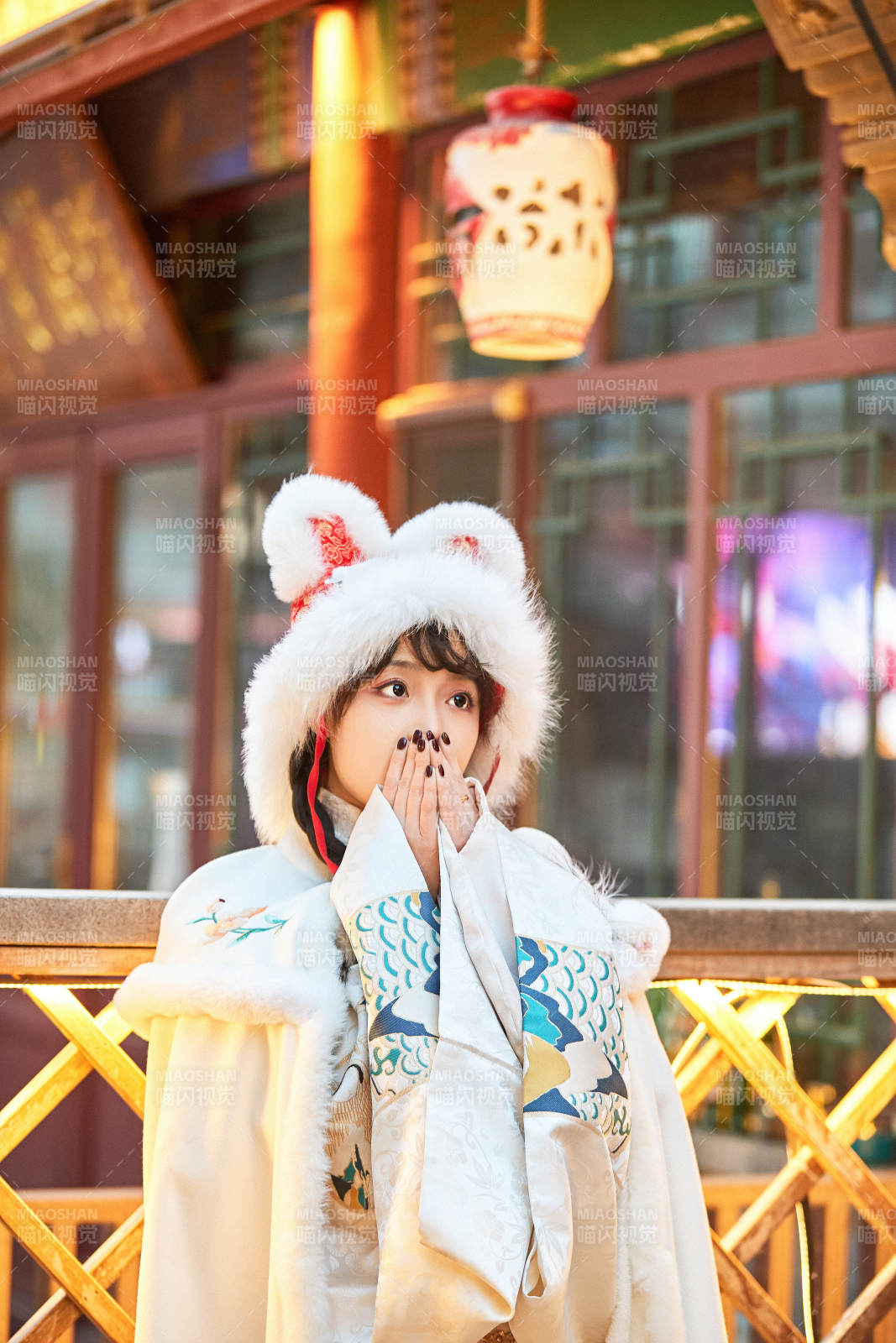 身穿古裝漢服可愛的的東方少女