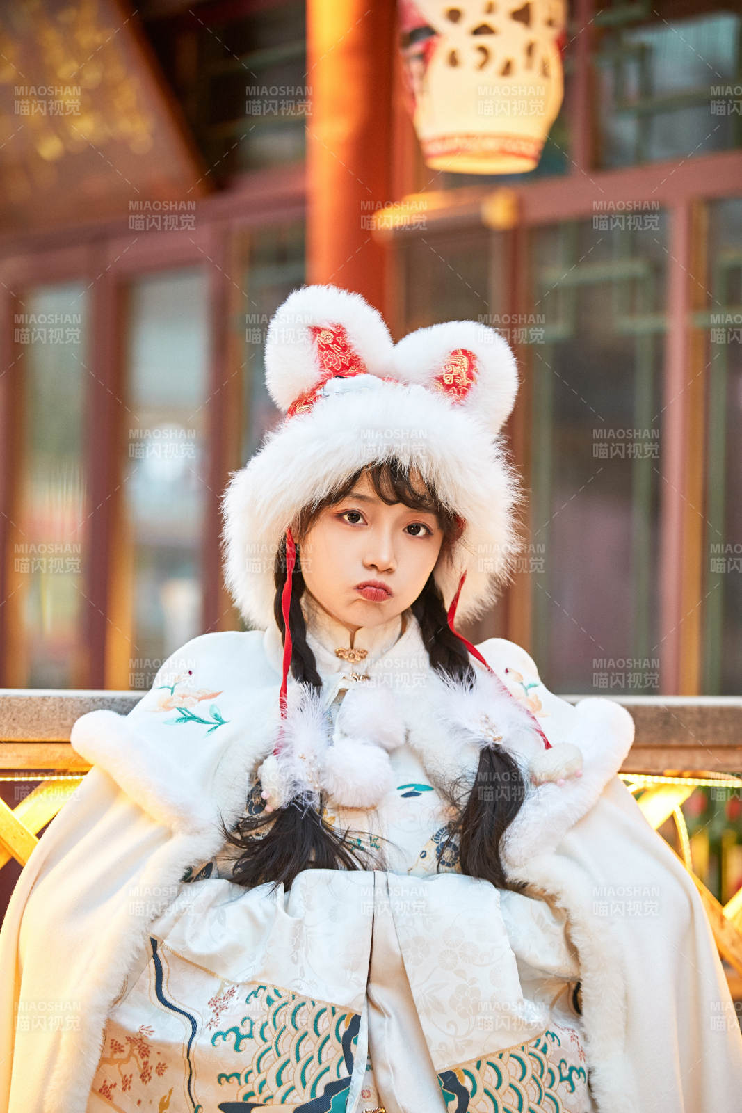 身穿古裝漢服可愛的的東方少女