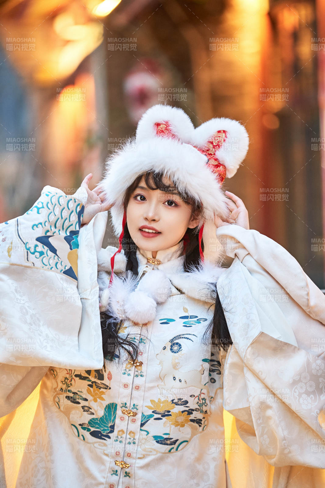 身穿古裝漢服可愛的的東方少女