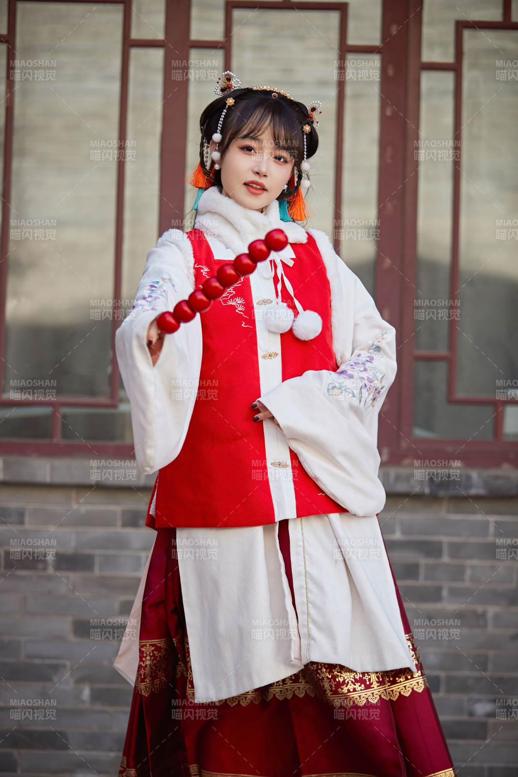 身穿喜慶漢服在古城游玩的少女