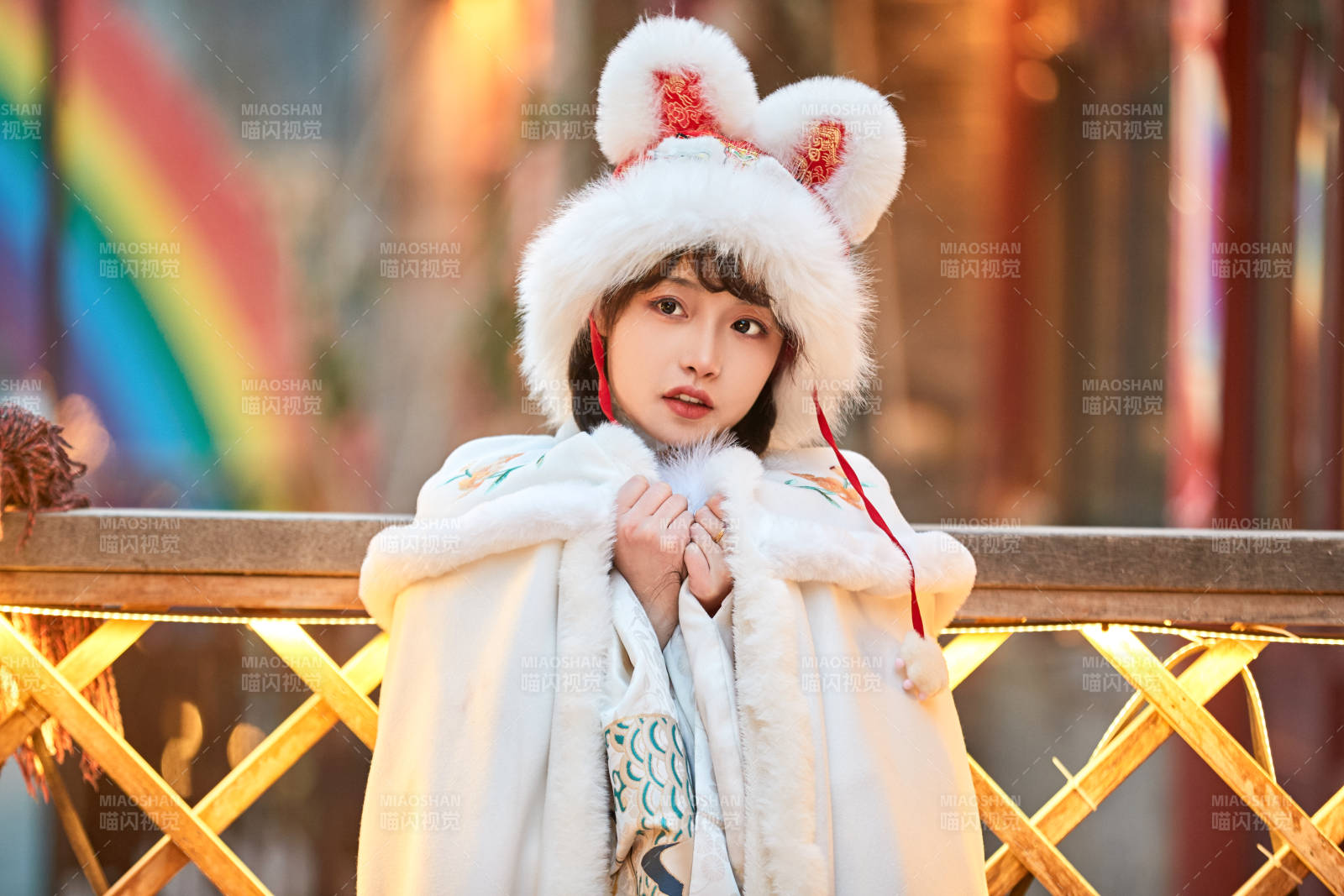 身穿古裝漢服可愛的的東方少女