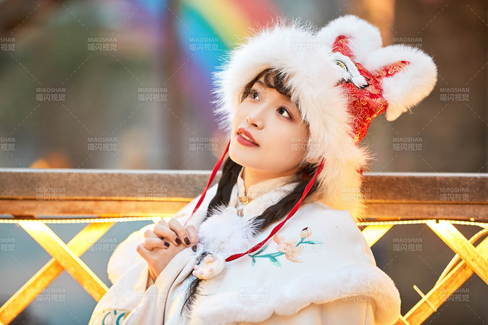 身穿古裝漢服可愛的的東方少女