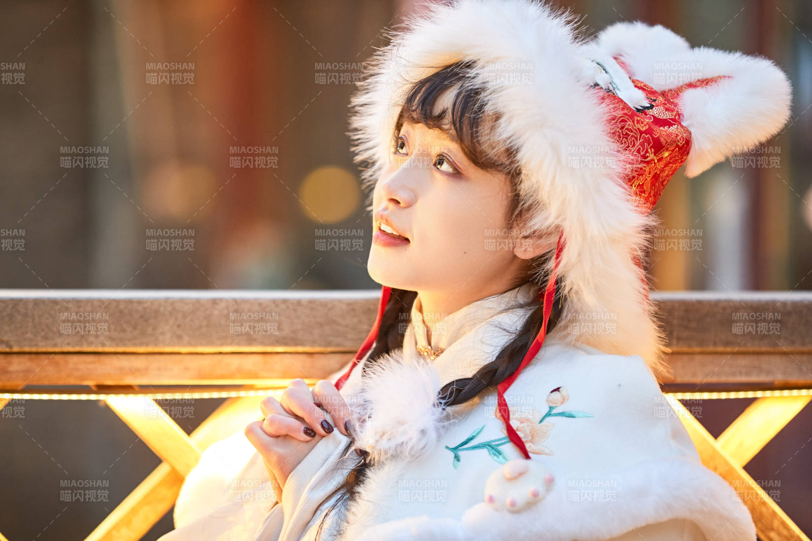 身穿古裝漢服可愛的的東方少女